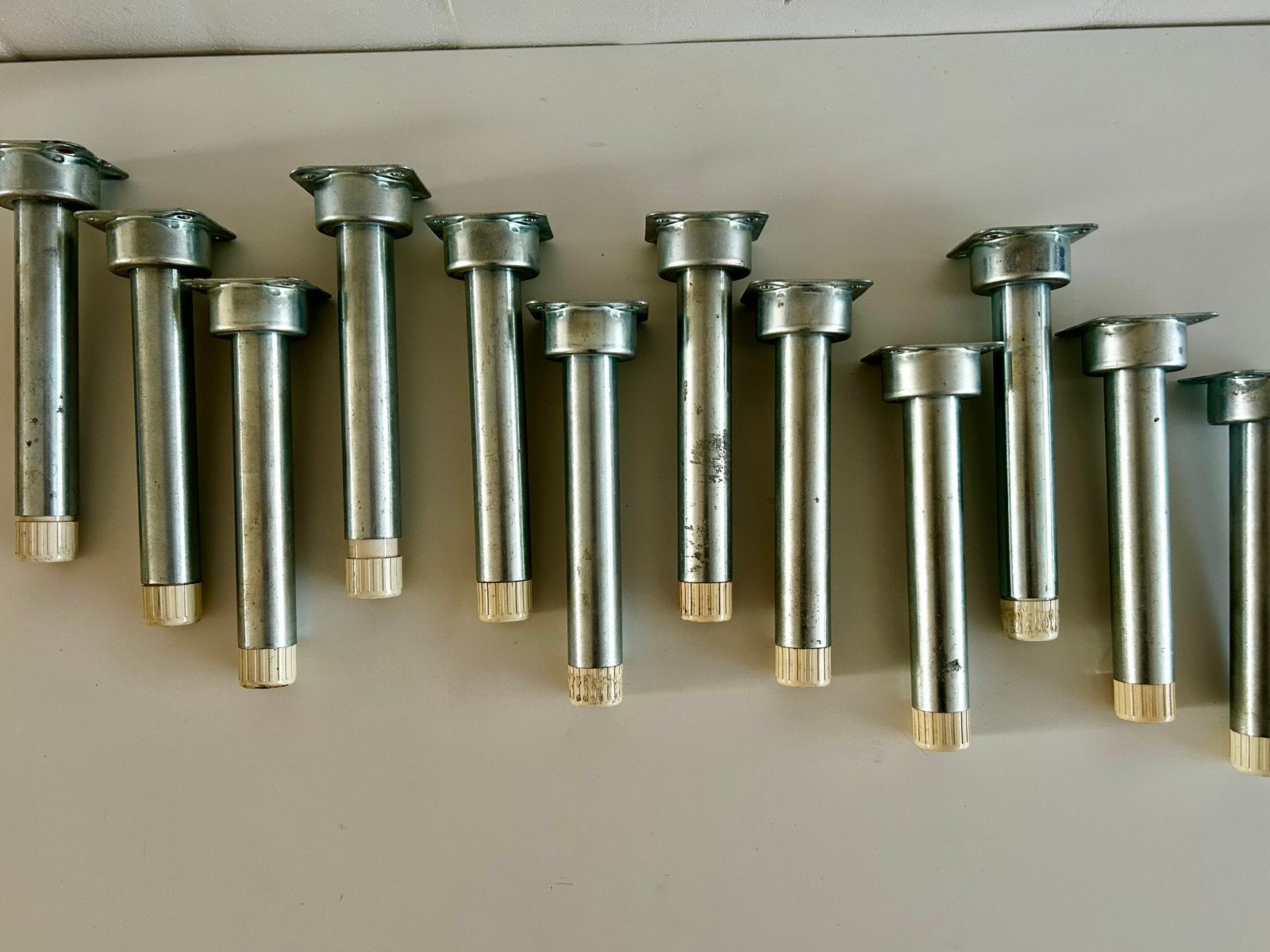 Lot van 12 verstelbare kastpoten, Ophalen of Verzenden, Gebruikt, Minder dan 50 mm, Overige typen