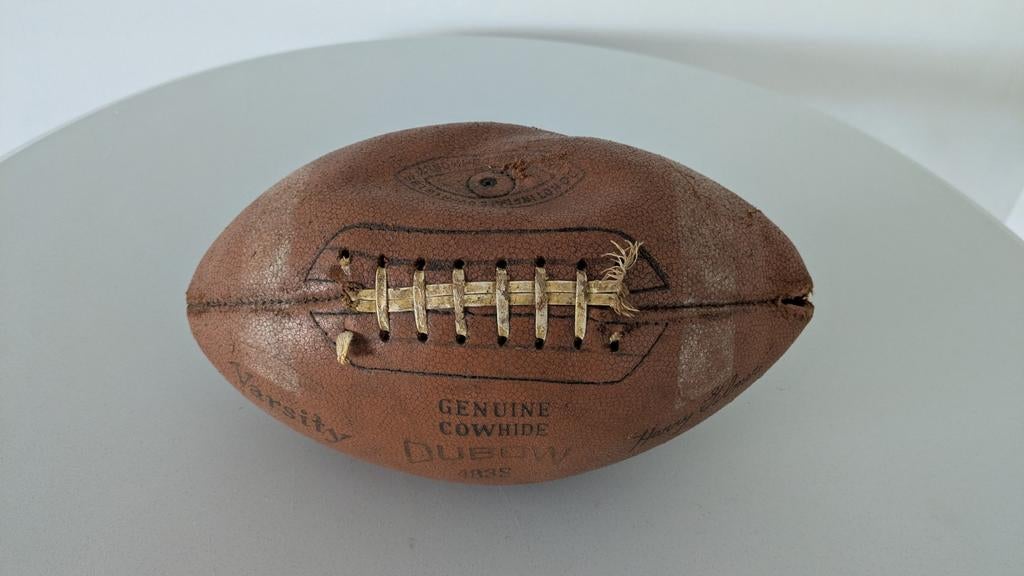 Ancien ballon de rugby en cuir, Enlèvement