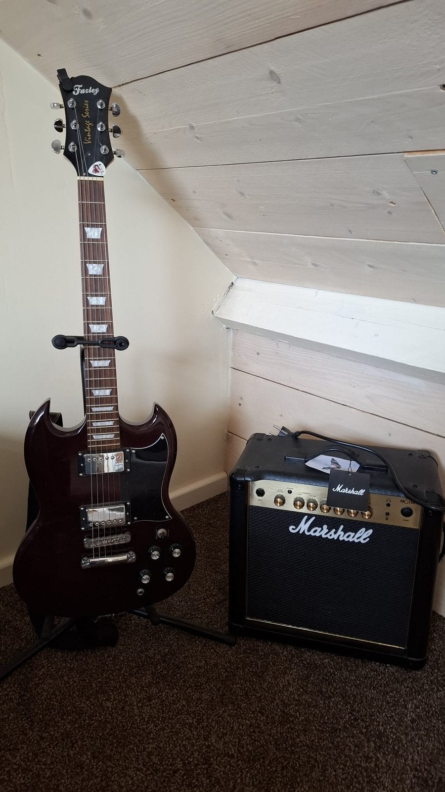 Elektrische gitaar met versterker, Muziek en Instrumenten, Ophalen, Zo goed als nieuw, Marshall, Met versterker