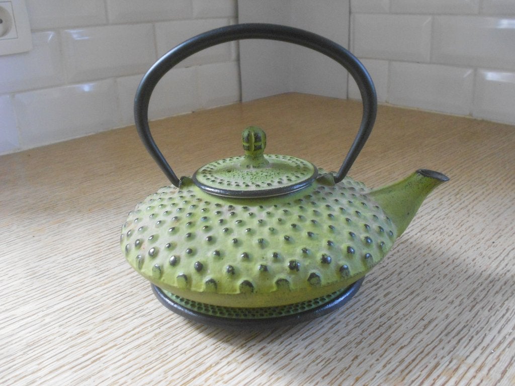 Théière verte en fonte avec son support en fonte. x, Maison & Meubles, Cuisine | Casseroles & Poêles, Fonte, Enlèvement ou Envoi