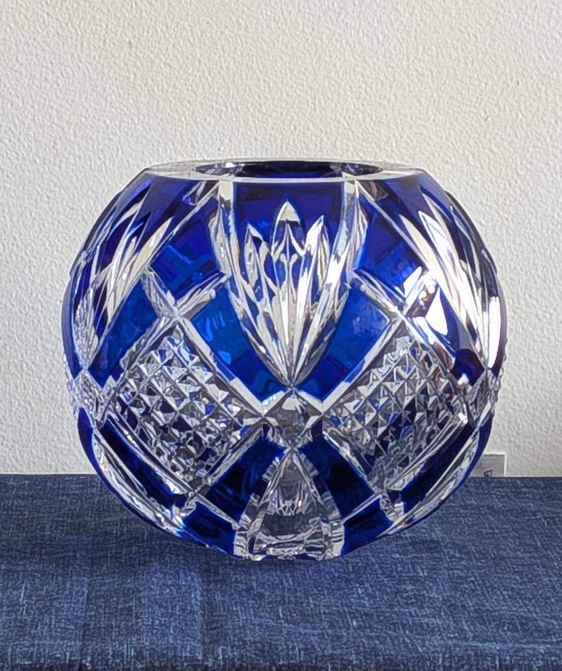 Vase Boule en Cristal Doublé Bleu Cobalt - Val Saint Lambert, Antiquités & Art, Enlèvement ou Envoi