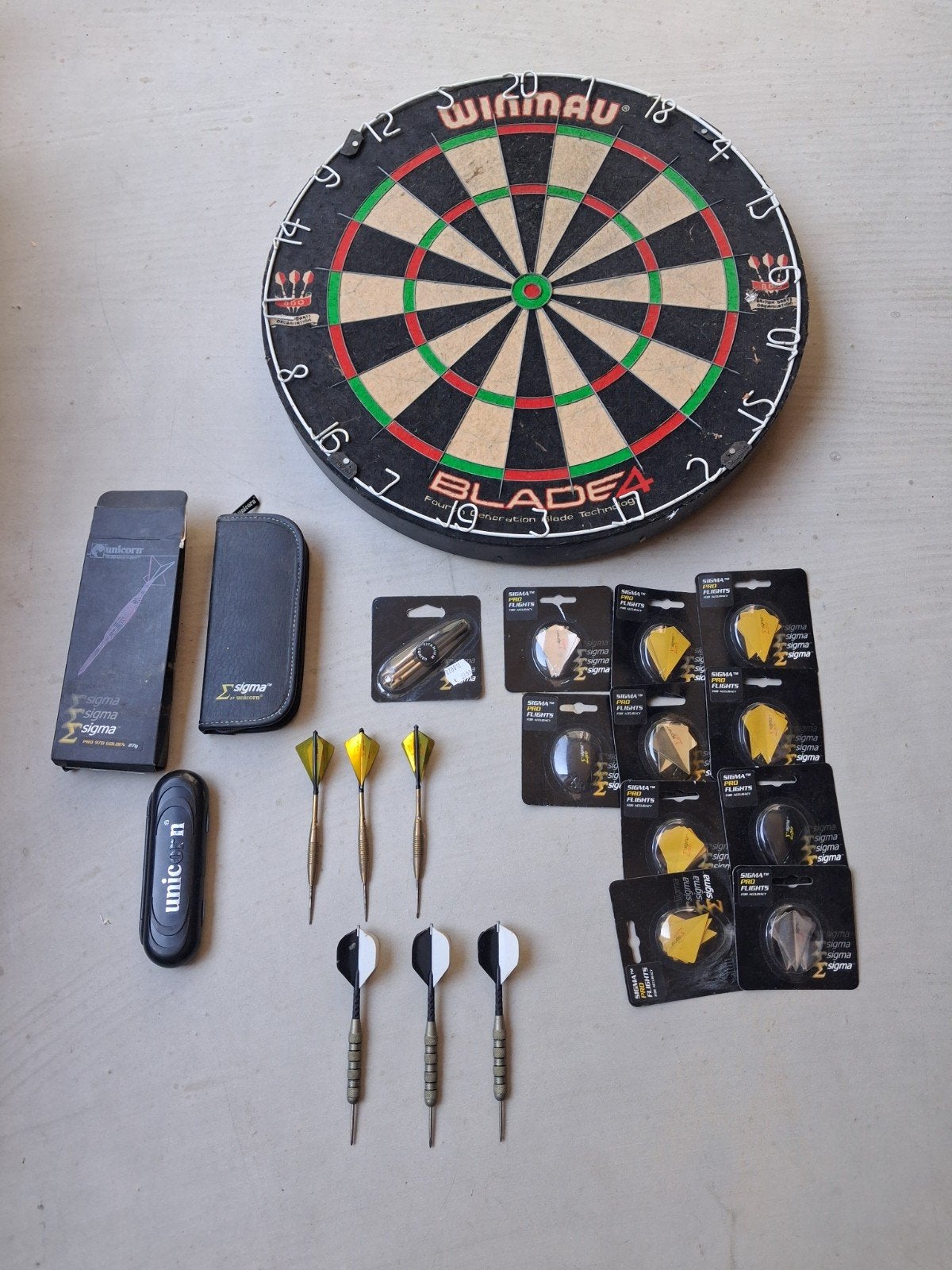 Dartsbord met dartpijlen, Sport en Fitness, Darts, Ophalen, Pijlen