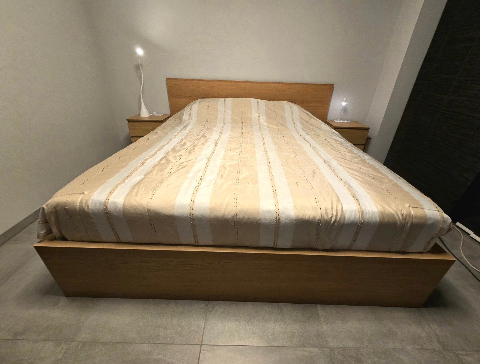 Lit IKEA 180x200 cm + 2 tables de nuit + surmatelas, Enlèvement