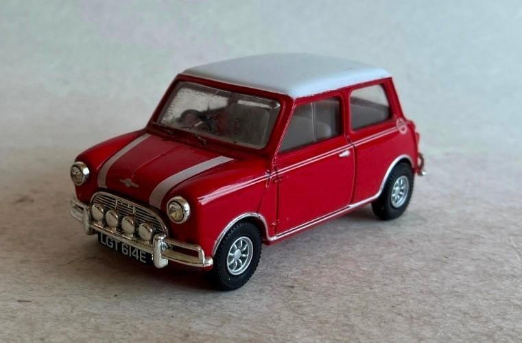 Mini Cooper rood - wit dak Vanguard., Hobby & Loisirs créatifs, Voitures miniatures | 1:43, Enlèvement ou Envoi, Comme neuf, Voiture