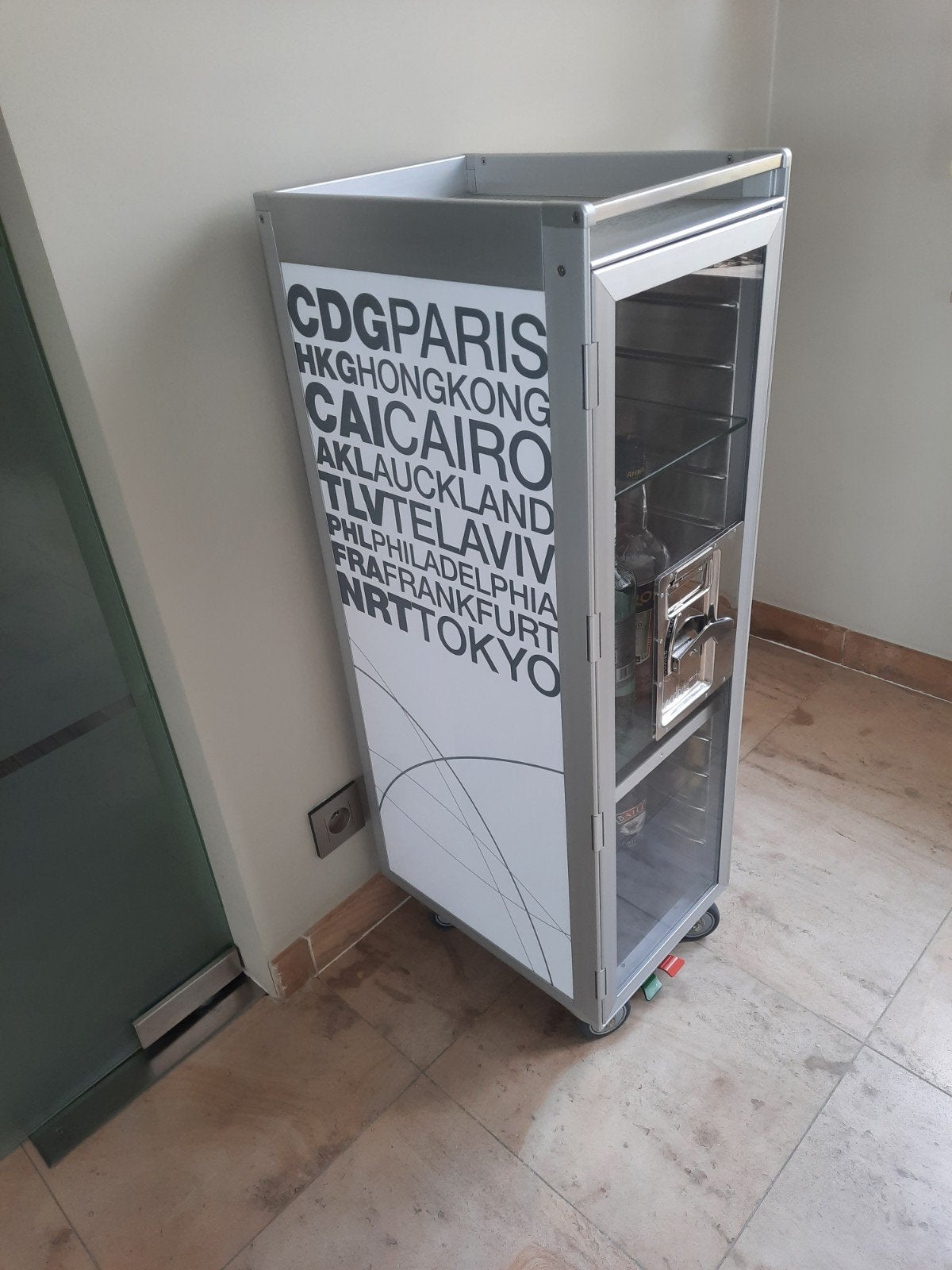 Originele Bordbar Vliegtuigtrolley "Airports", Antiek en Kunst, Ophalen