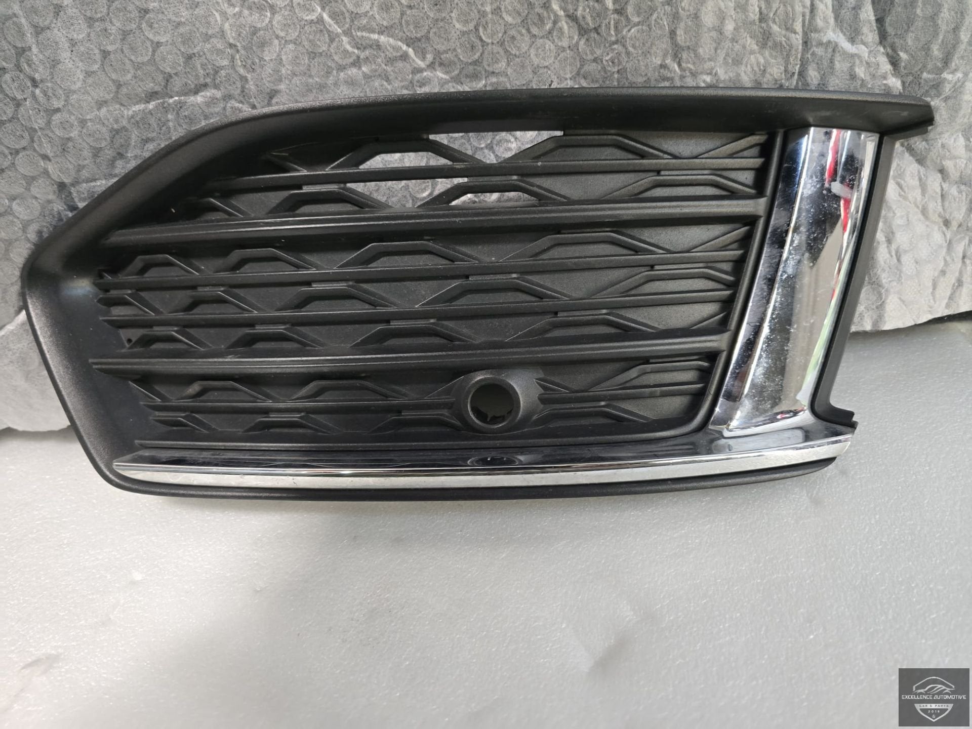 Audi A6 C8 4K S-Line Voorbumper Rooster Rechts 4K0807682C, Gebruikt, Auto-Union-Strasse 1
85045  Ingolstadt, DE, Audi, Kundenbetreuung@audi.de