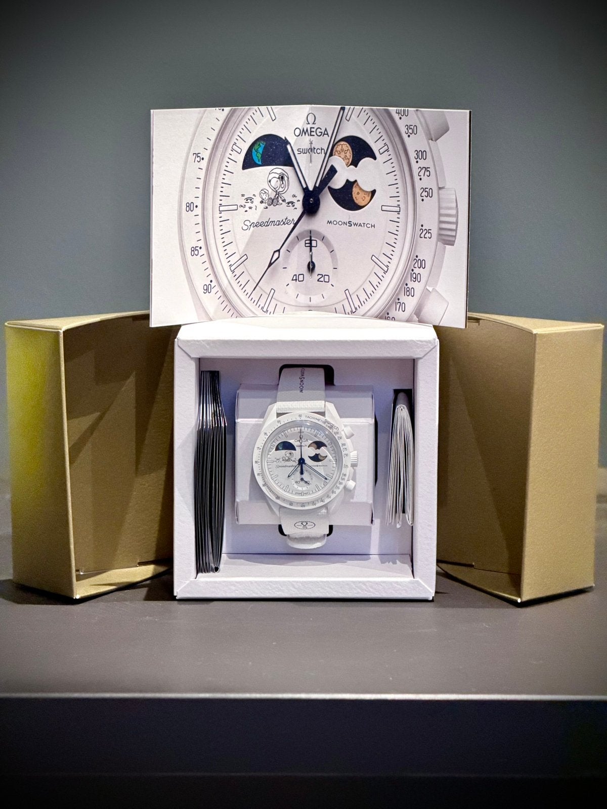 OMEGA x SWATCH MOONSWATCH COLD MOON SNOOPY SO33W701L NEUVE, Enlèvement ou Envoi, Comme neuf, Omega
