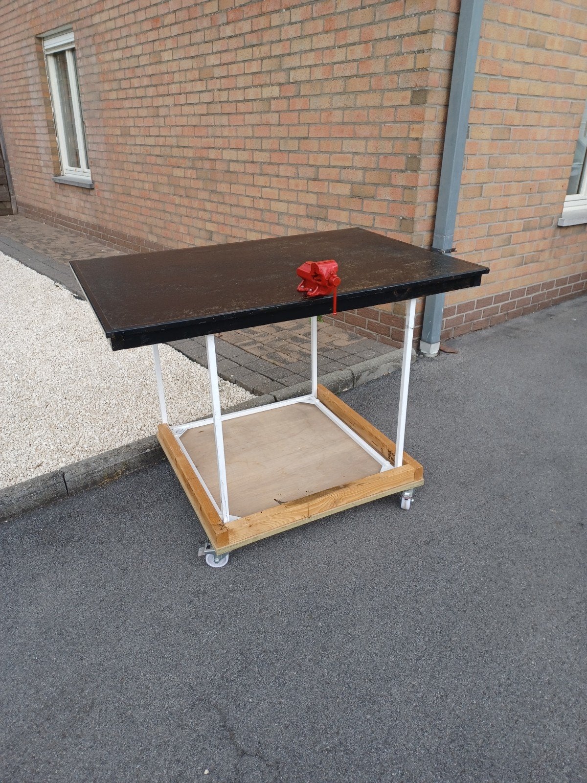 Werkbank bankschroef op legplank onder staat op stopwielen, Doe-het-zelf en Bouw, Werkbanken, Bankschroef, Ophalen