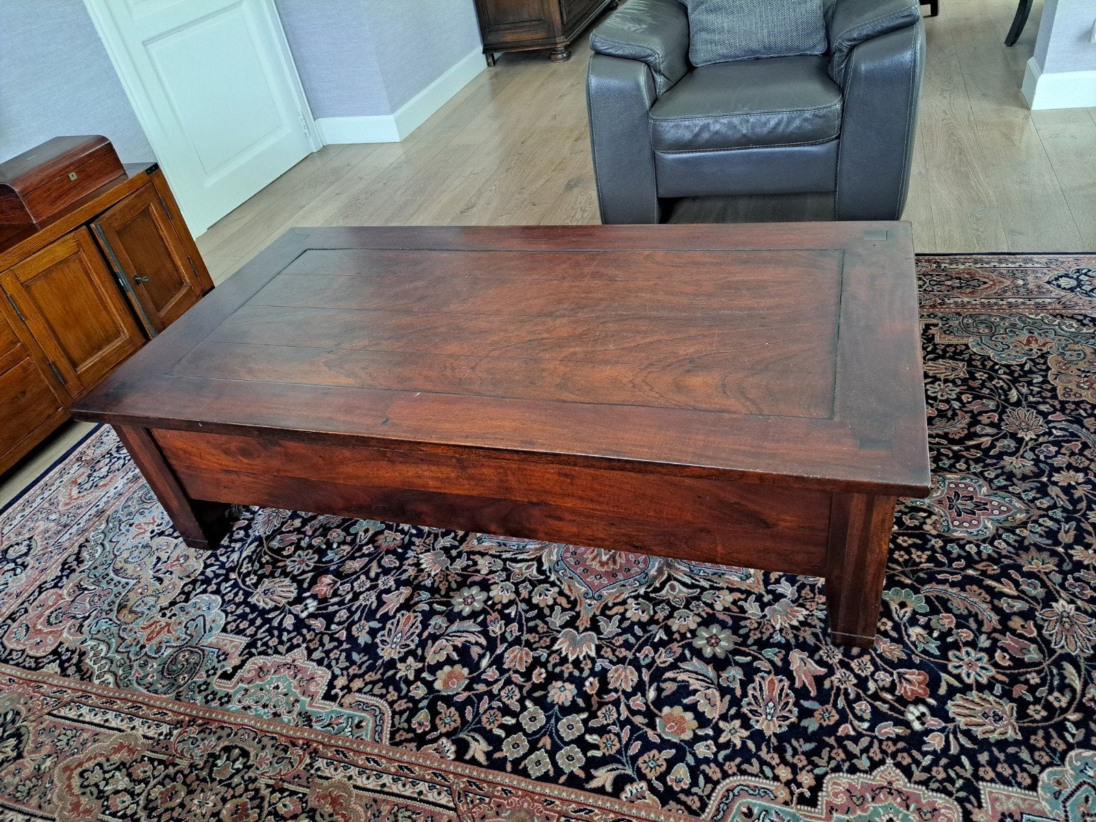 Grote hardhouten salontafel met 2 laden, Maison & Meubles, Tables | Tables de salon, Teck, 100 à 150 cm, Enlèvement, Utilisé