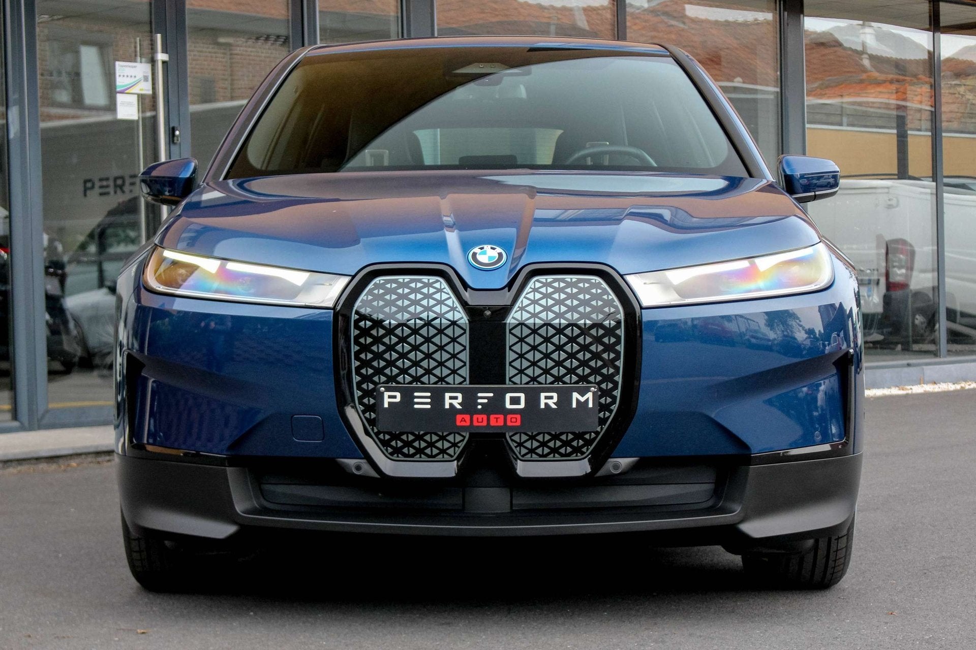 BMW iX *xDrive40*326PK*HARMAN KARDON*TREKHAAK*SOFT CLOSE*, Auto's, Automaat, Dealer onderhouden, Gebruikt, Zwart