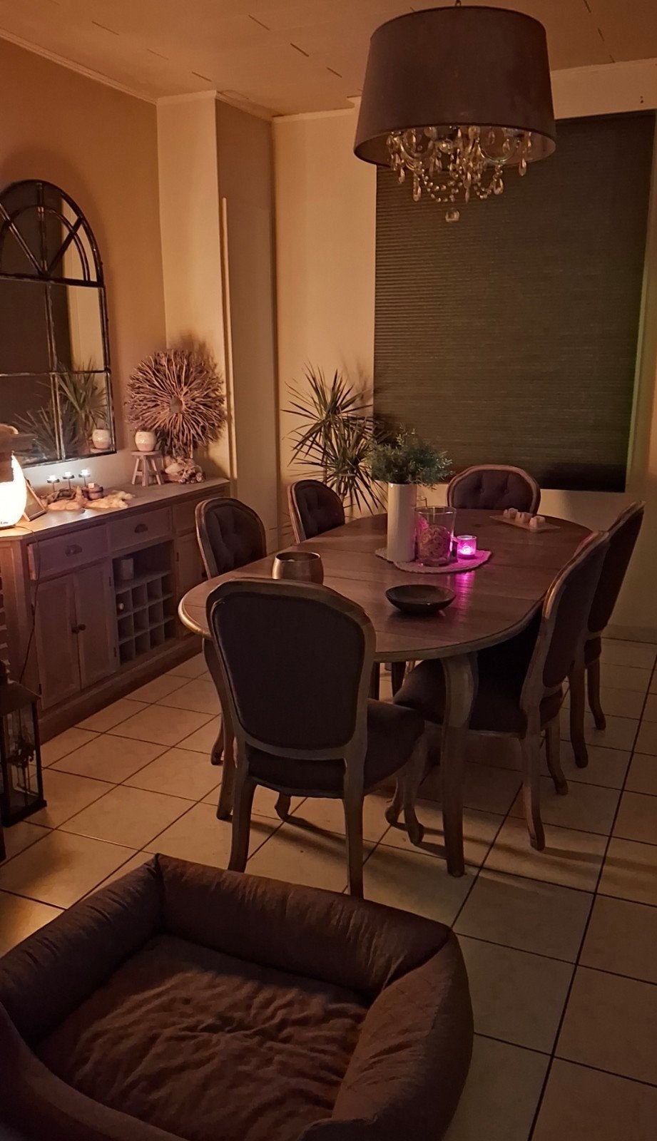 landelijk dressoir, met eiken tafel en stoelen