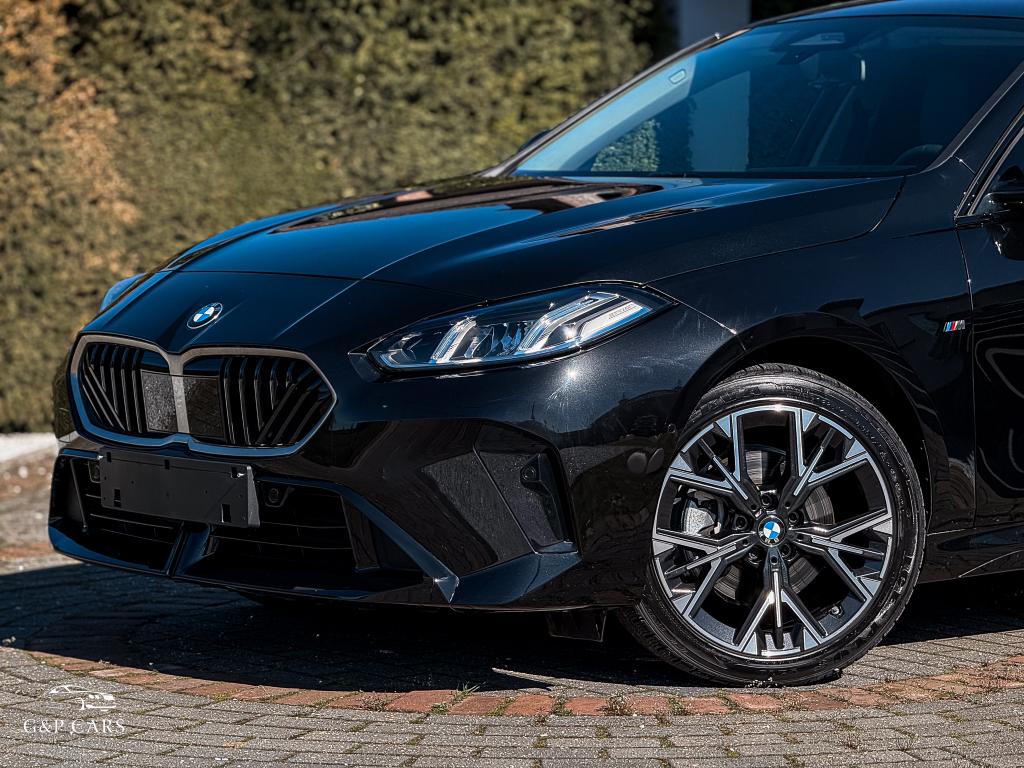 BMW 116i M Sport Design/Black/LED/Camera/Driving Ass./NIEUW, 4 deurs, Zwart, Bedrijf, 5 zetels