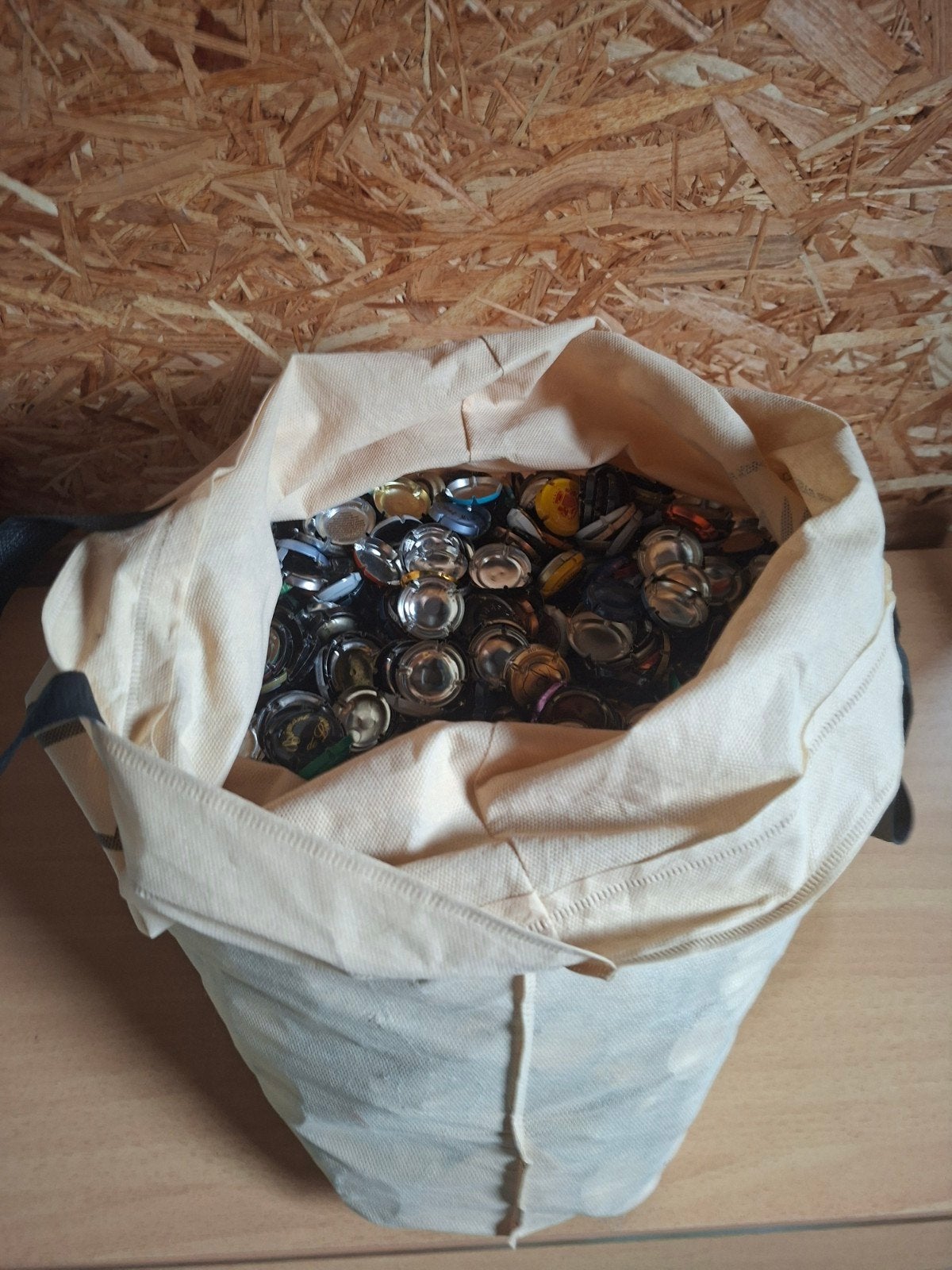 zak vol champange doppen, Ophalen