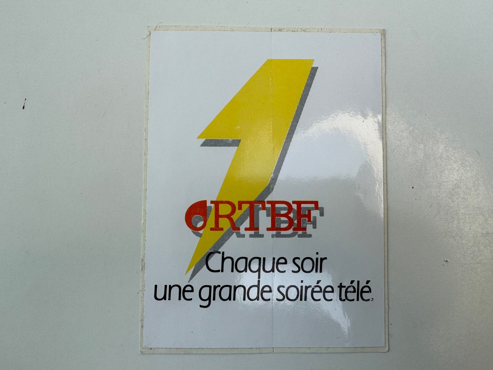 Sticker RTBF - Chaque soire une grande soirée télé, Verzamelen, Ophalen, Zo goed als nieuw, Film, Tv of Omroep
