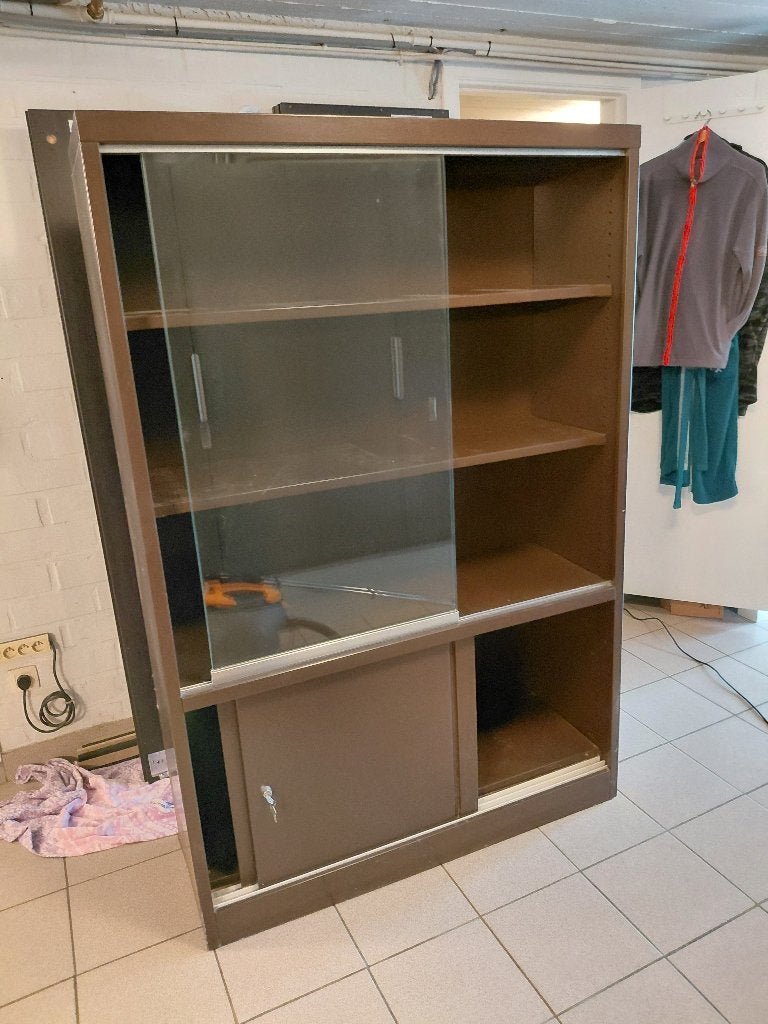bruine metalen vitrinekast met glazen deuren, Huis en Inrichting, Ophalen, Gebruikt, 100 tot 150 cm, Glas