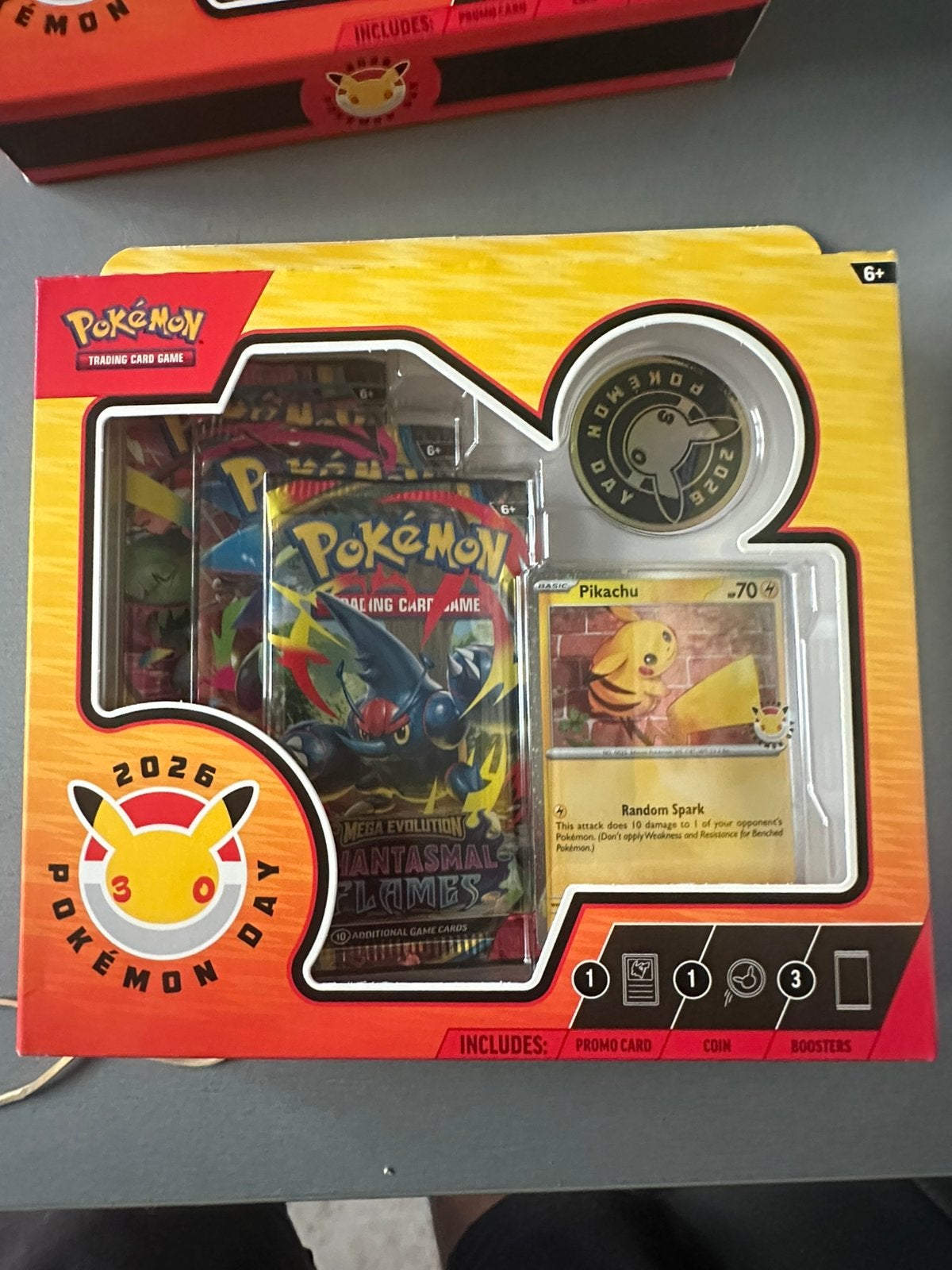 Boîte de collection Pokémon Day 2026 Pikachu SCELLÉE, Enlèvement ou Envoi, Neuf, Booster box