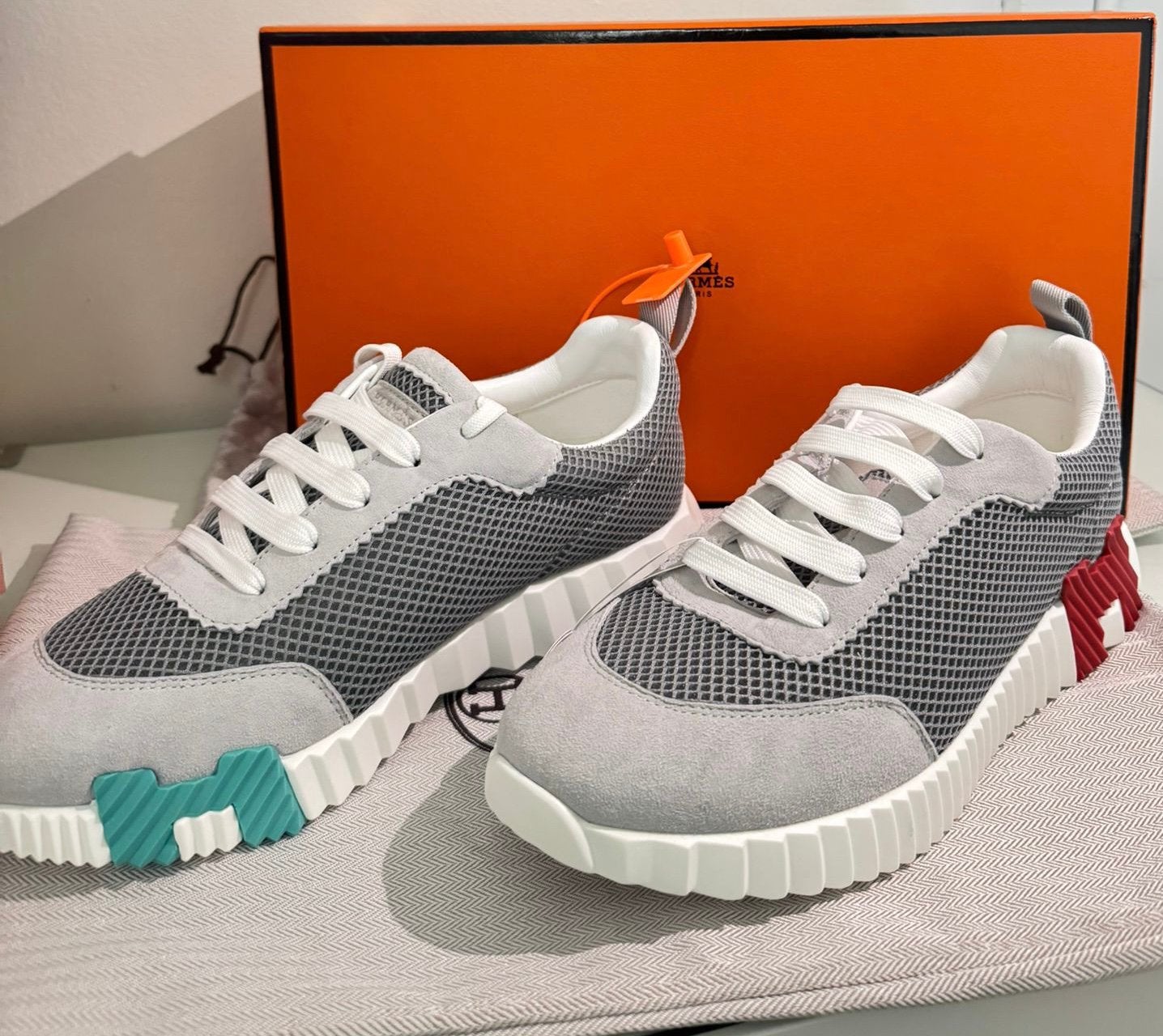 HERMES sneakers, Neuf, Gris, Enlèvement ou Envoi, Chaussures basses