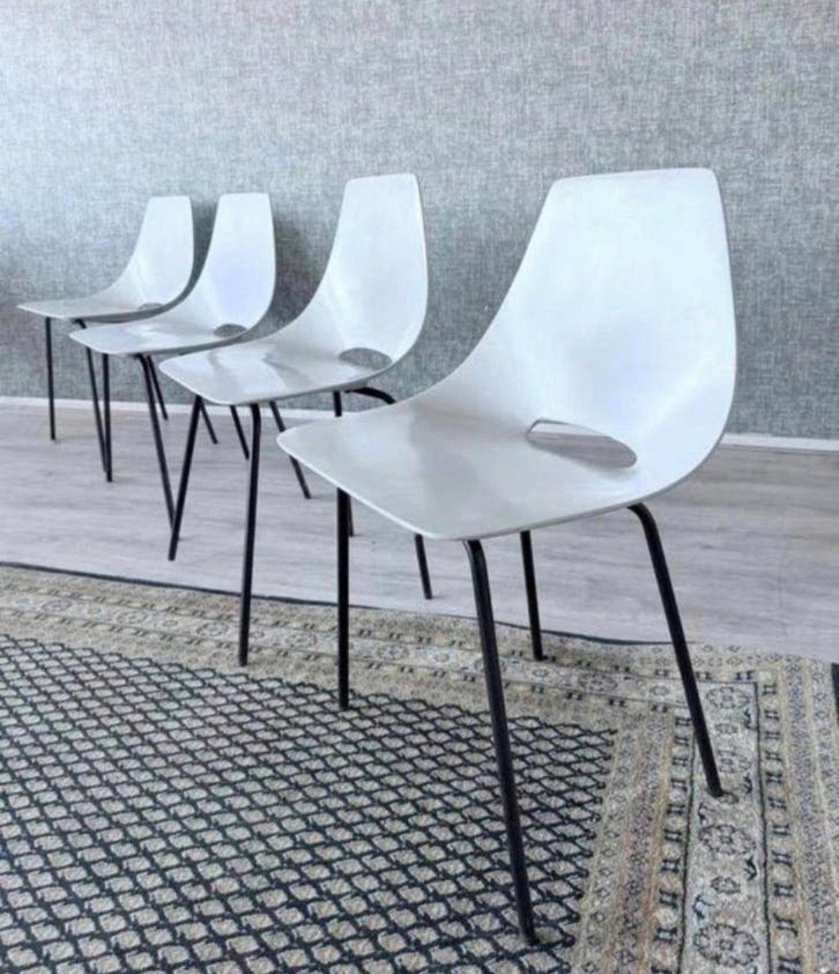4x Vintage Tonneau chairs design by Pierre Guariche, Enlèvement