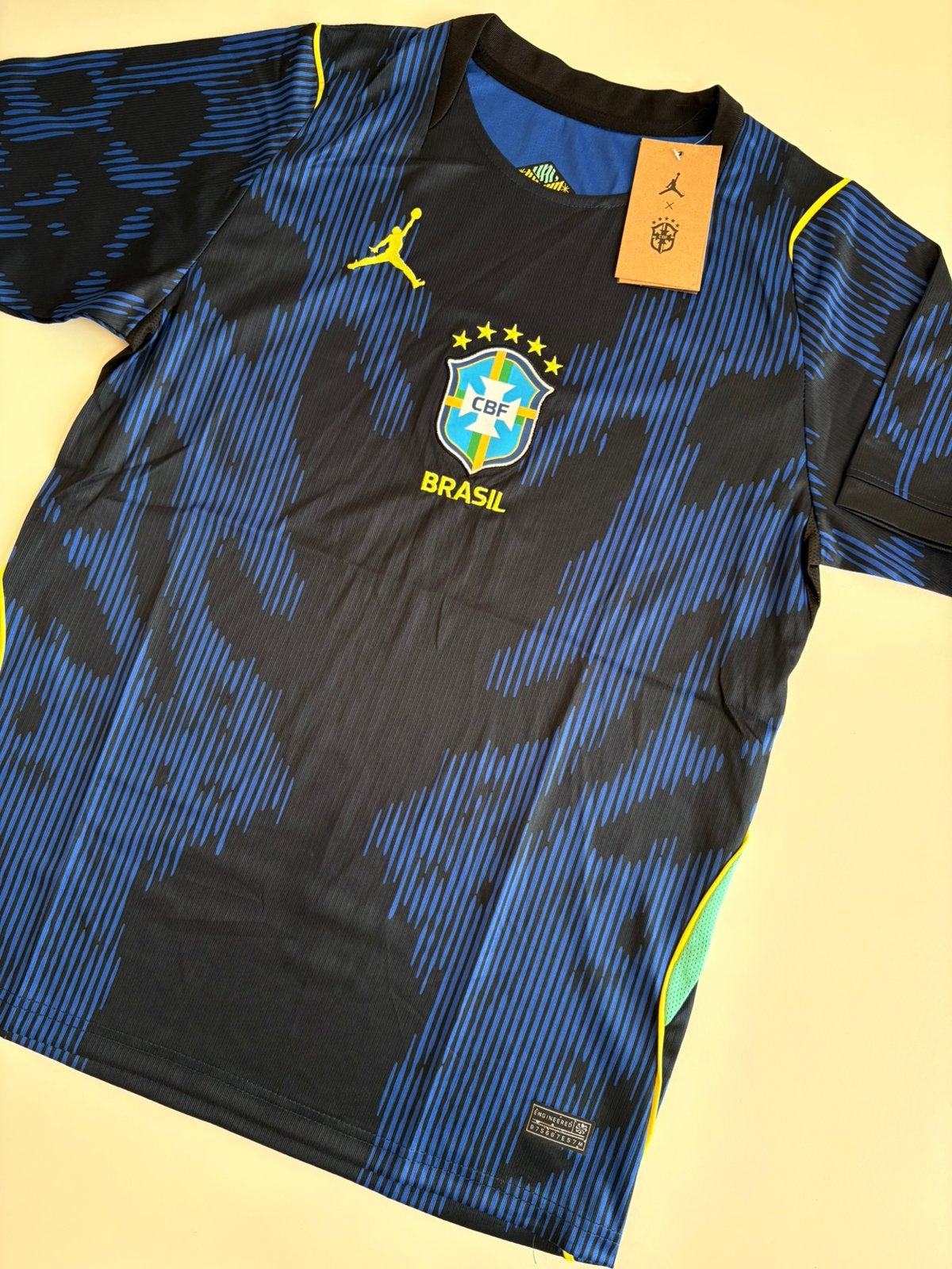 Nieuw shirt van Brazilië, Sport en Fitness, Voetbal, Maat M, Ophalen of Verzenden, Zo goed als nieuw, Shirt
