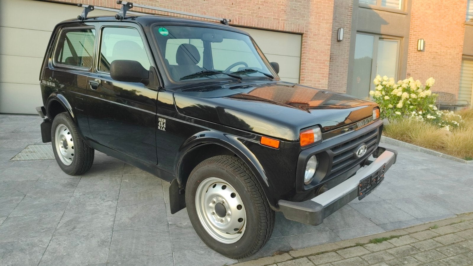 Lada Taïga / Niva 1.7i Essence 44 – 04/2019 – 47 000 km – N, 4 zetels, Niva, 1690 cc, Zwart