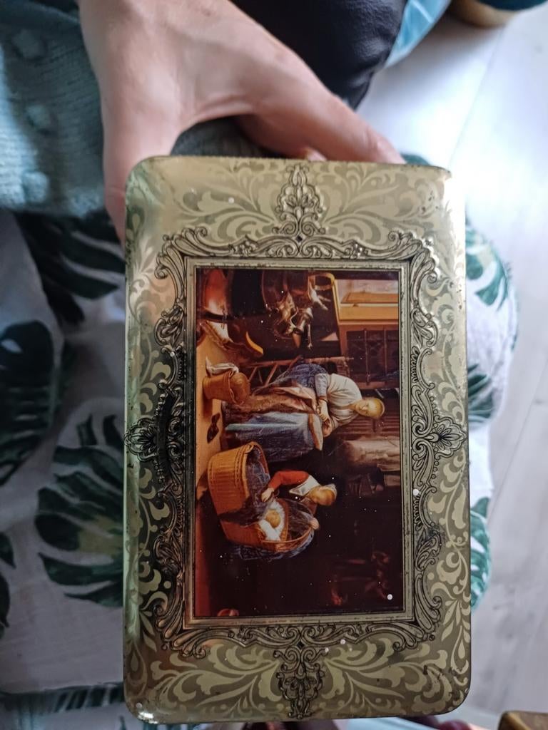 Oude metalendoos met historische taferelen., Verzamelen, Blikken, Ophalen of Verzenden