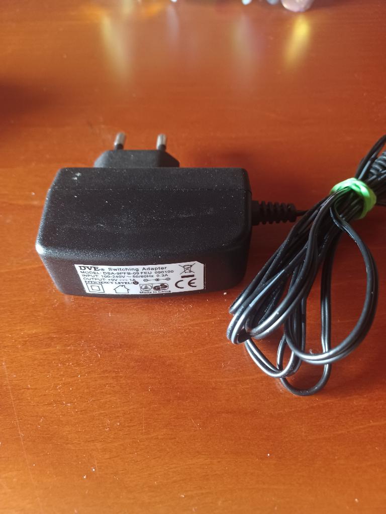 DVE Switching Adapter 9V 1A - Type FEU 090100, Audio, Tv en Foto, Opladers, Ophalen of Verzenden, Zo goed als nieuw