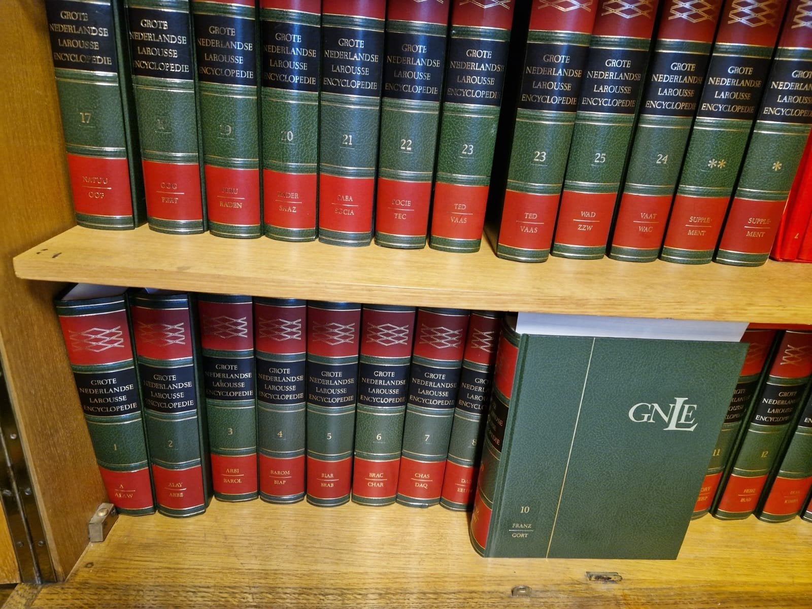 Grand ensemble de 28 pièces de l'Encyclopédie Larousse néerl, Enlèvement