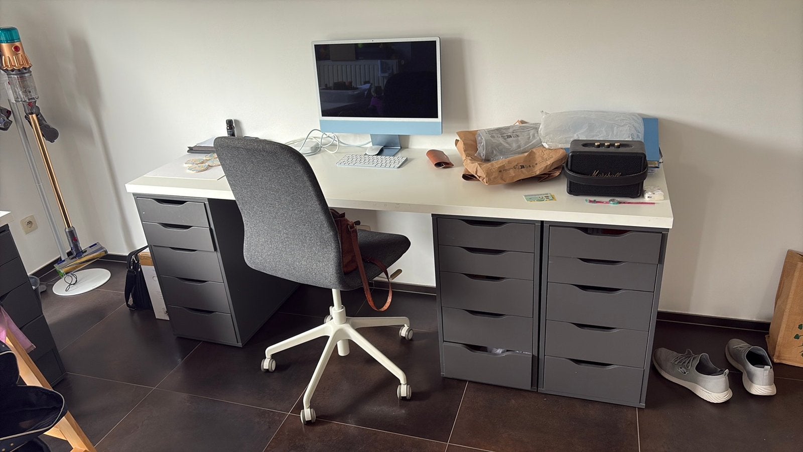 IKEA bureau wit blad (200x60) + 3 donkergrijze lade kastjes, Ophalen, Gebruikt, IKEA, Wit