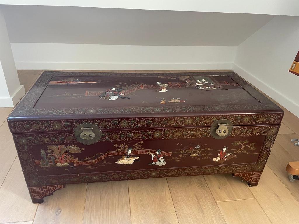 Chinese kist, Ophalen, Houtsnijwerk, 1 meter - 2 meter, Beschilderd