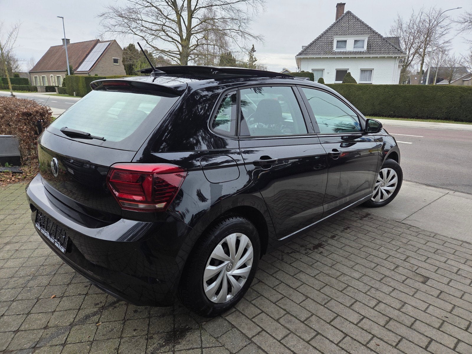 Volkswagen Polo 1.0 Benzine EU6 Pano dak Cruise control airc, Voorwielaandrijving, Dealer onderhouden, Stof, Zwart