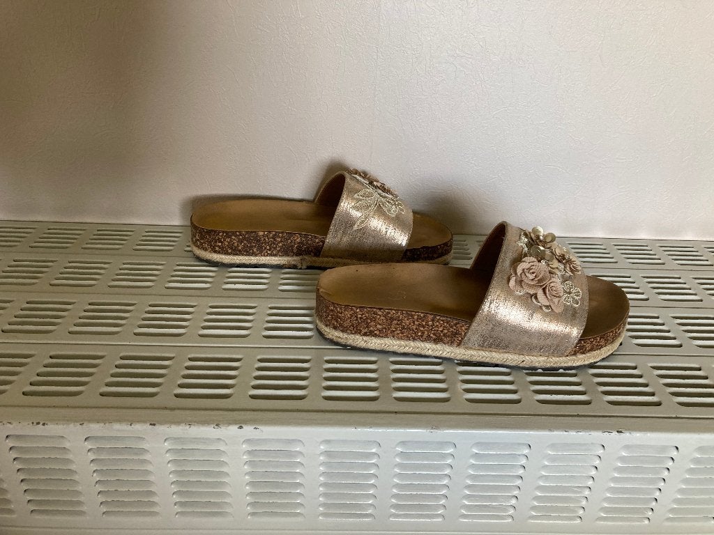 Goudkleurige slippers, Revenge, maat 39 zo goed als nieuw, Slippers, Overige kleuren, Ophalen of Verzenden, Zo goed als nieuw