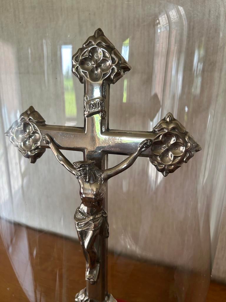 Kruisbeeld onder stolp en kandelaars, Antiek en Kunst, Antiek | Religieuze voorwerpen, Ophalen