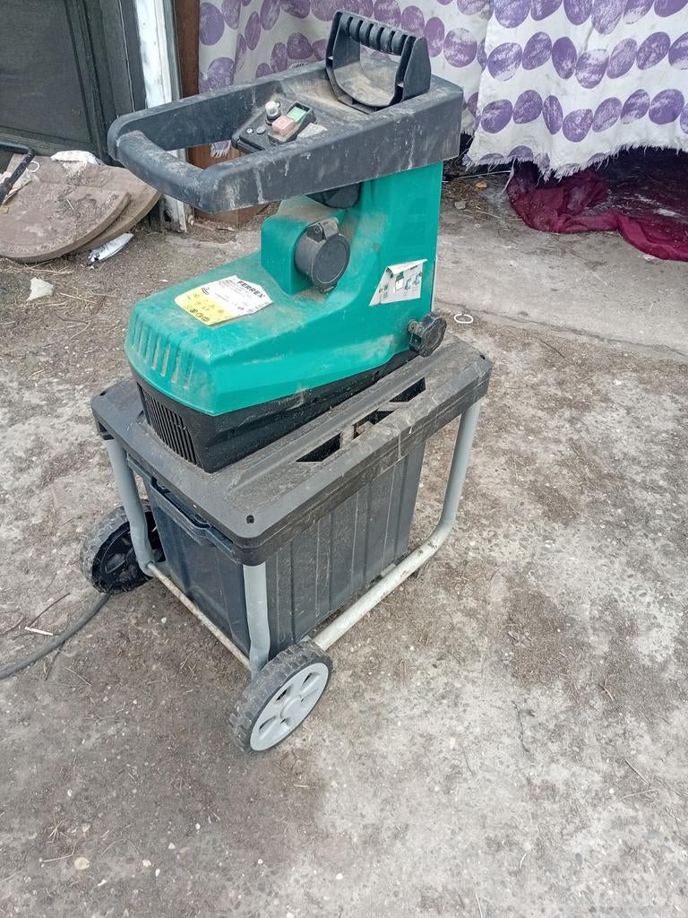 Hakselaar, Tuin en Terras, Ophalen, Ferrex, Zo goed als nieuw, Met opvangbak