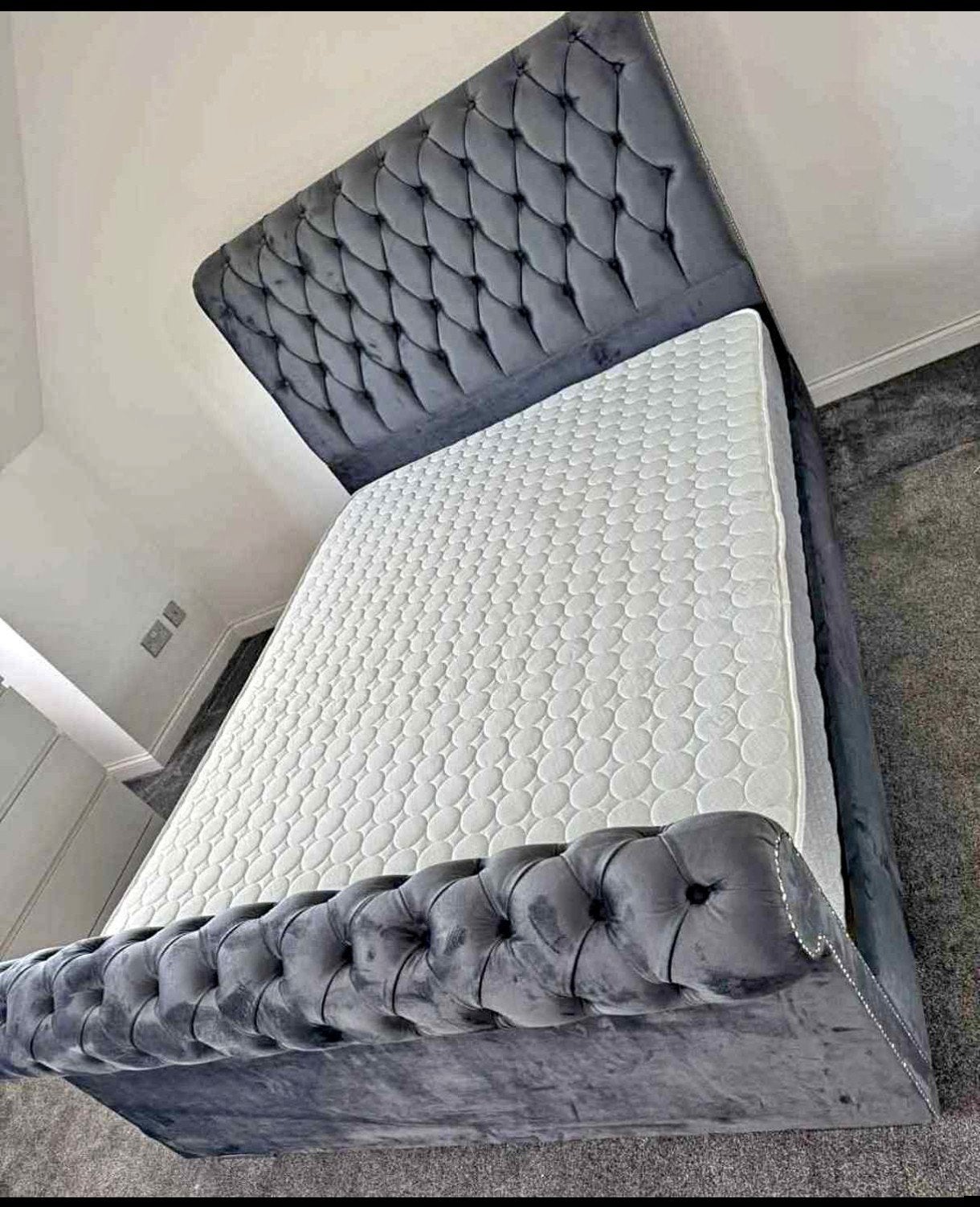 Luxury Bed with Mattress – Excellent Condition, Ophalen of Verzenden