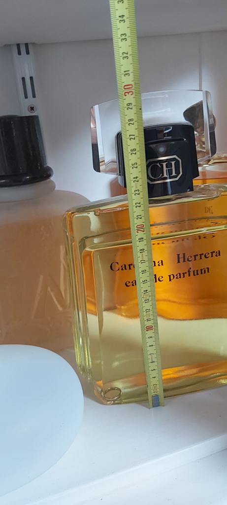 Grote parfumfles etalagefles Carolina Herrera, Handtassen en Accessoires, Uiterlijk | Parfum, Ophalen