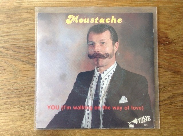 single moustache, Cd's en Dvd's, 7 inch, Ophalen of Verzenden, Fotohoes, Pop