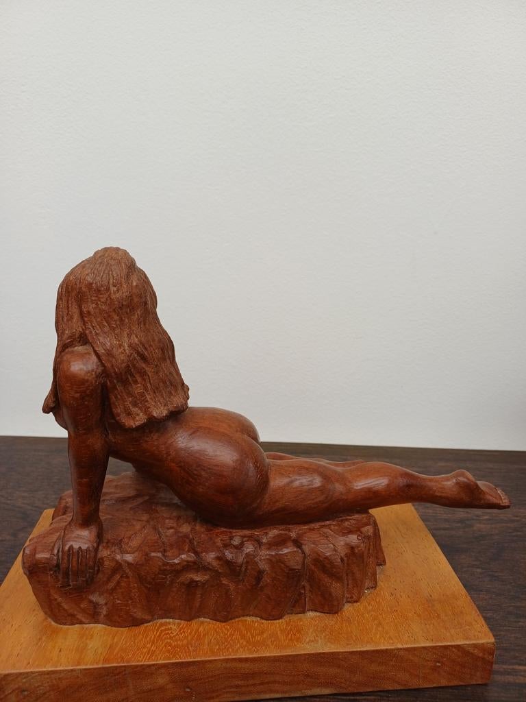 Mooi gevomde vrouw in houtsnijwerk, Ophalen