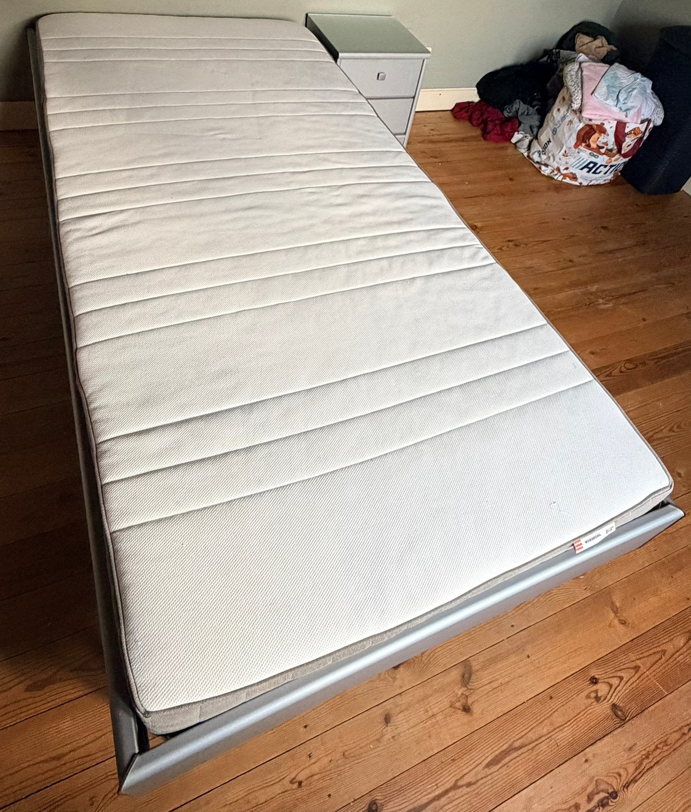 Eenpersoonsbed met propere matras en goede lattenbodem, Ophalen, Zo goed als nieuw, Lattenbodem