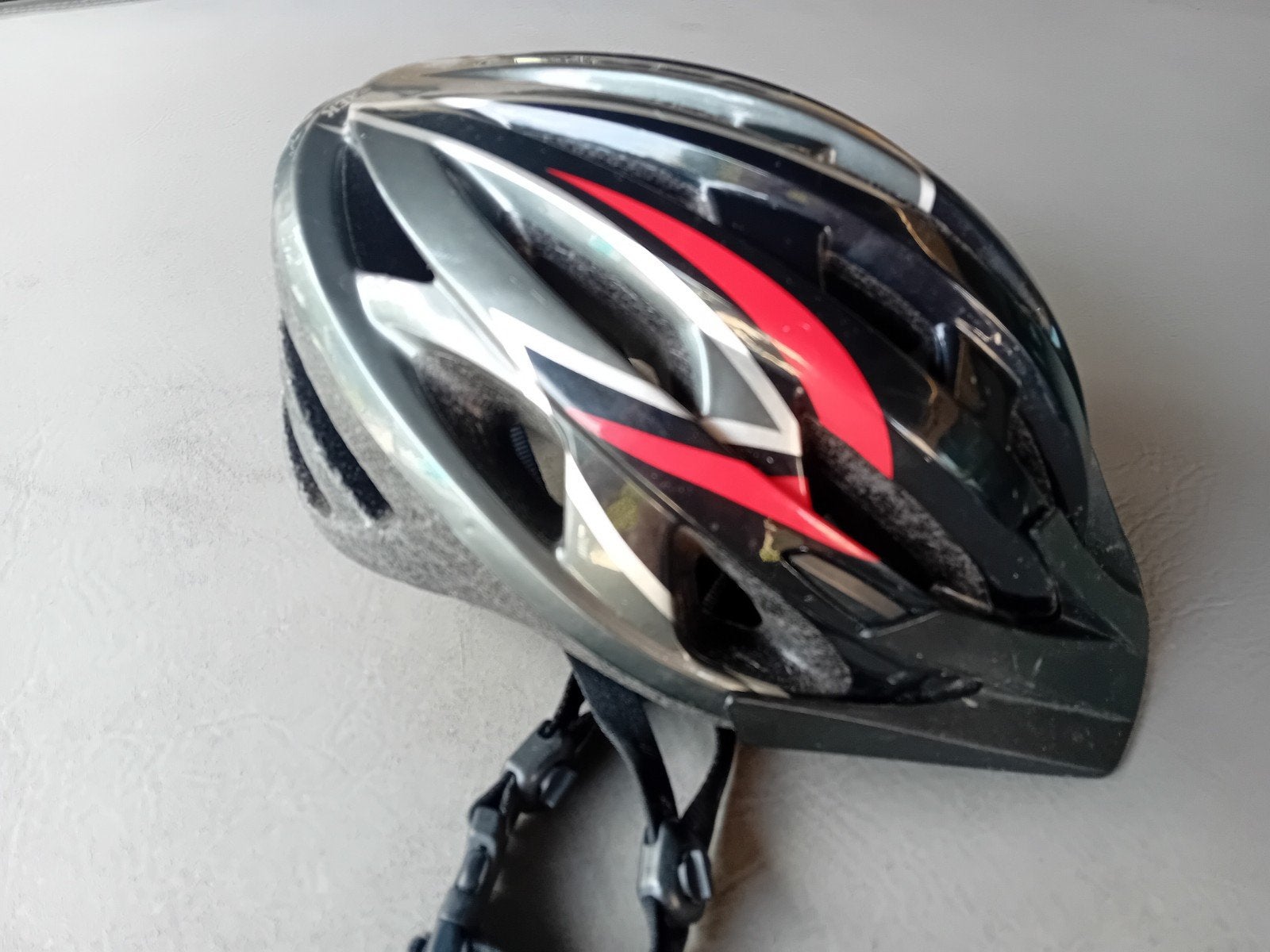 Fietshelm kleur zwart in goede staat maat medium voor jonger, Fietsen en Brommers, Ophalen of Verzenden, Zo goed als nieuw, Jongen of Meisje