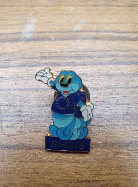 Pin Sirius, Collections, Broches, Pins & Badges, Enlèvement ou Envoi, Neuf