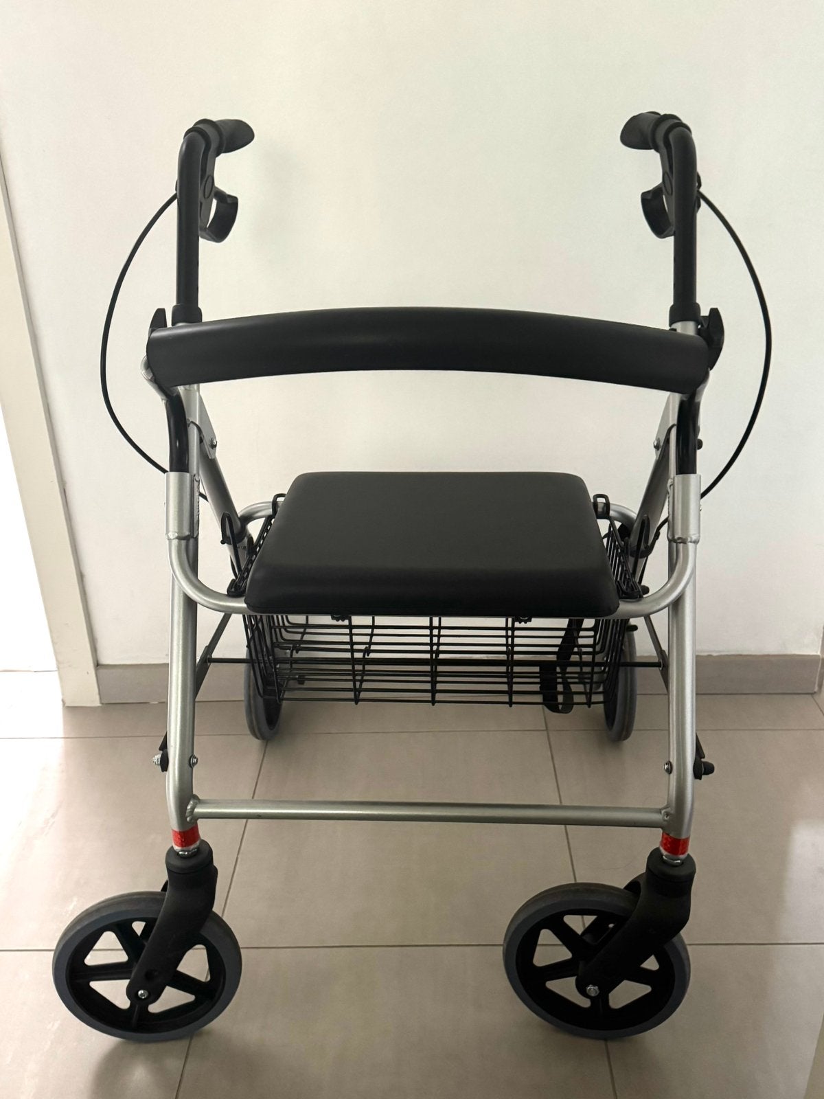 Comfortable en stevige 4-wiel rollator (zo goed als nieuw), Diversen, Ophalen, Opvouwbaar, Zo goed als nieuw