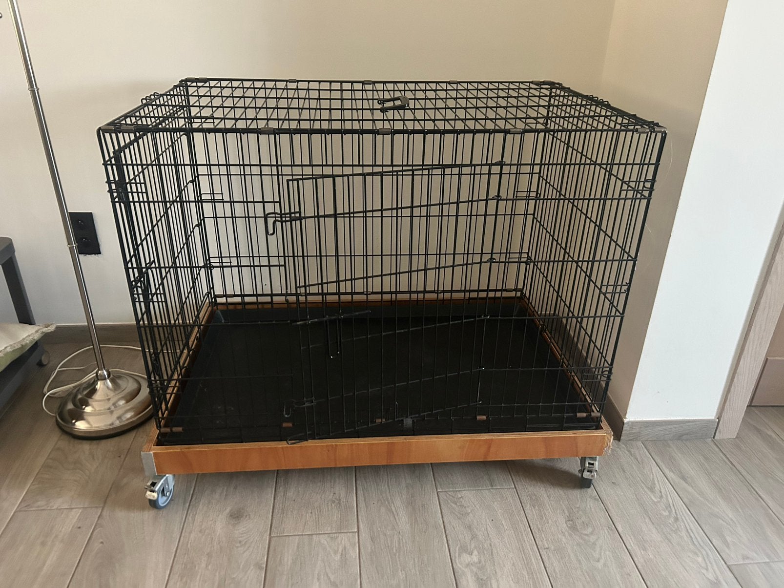 Hondenbench + houten bodem op wielen, Dieren en Toebehoren, Ophalen, Zo goed als nieuw