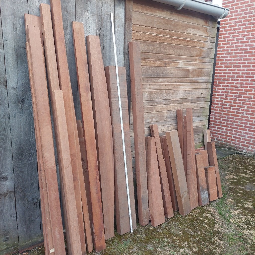 Lot stukken Makore hout. Diverse afmetingen., Doe-het-zelf en Bouw, Hout en Planken, Ophalen