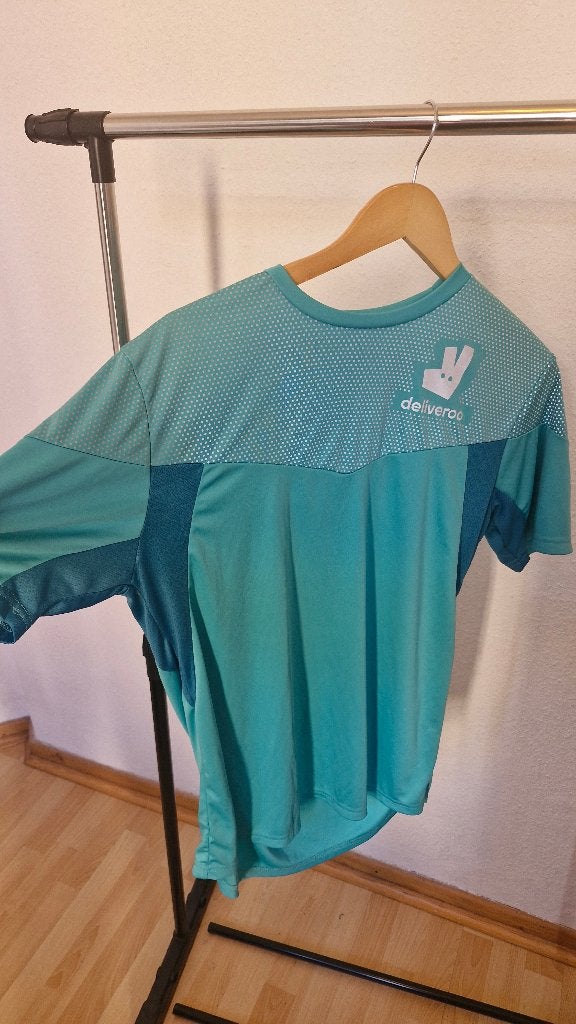 Deliveroo sport shirt maat L, Kleding | Heren, Ophalen, Maat 52/54 (L), Zo goed als nieuw, Overige kleuren