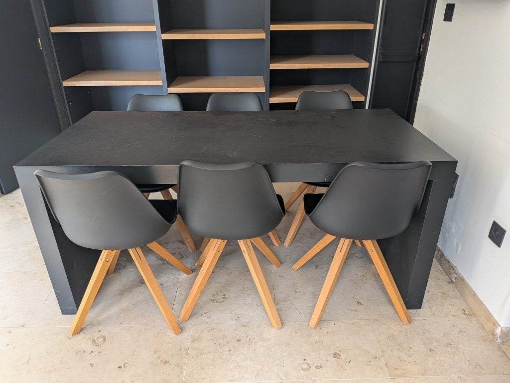 Zwarte design stoelen met houten poten, Ophalen, Gebruikt, Zwart, Kuipstoelen met zwarte zitting en houten poten