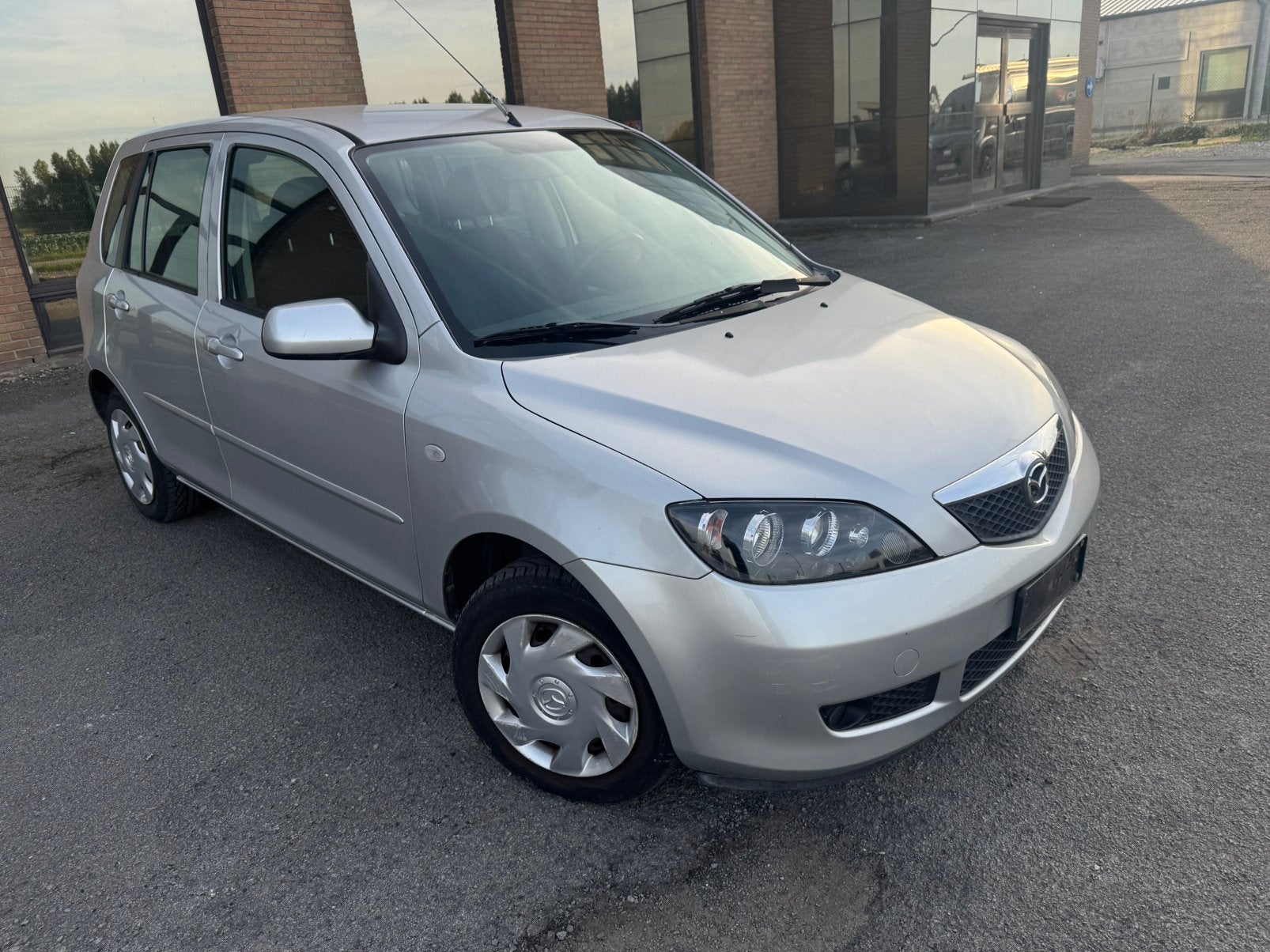Mazda 2  1.4 essence boîte atomatique lez ok, Autos, Argent ou Gris, https://public.car-pass.be/vhr/0dec605e-d074-46f3-8fed-c92a40af7ff3