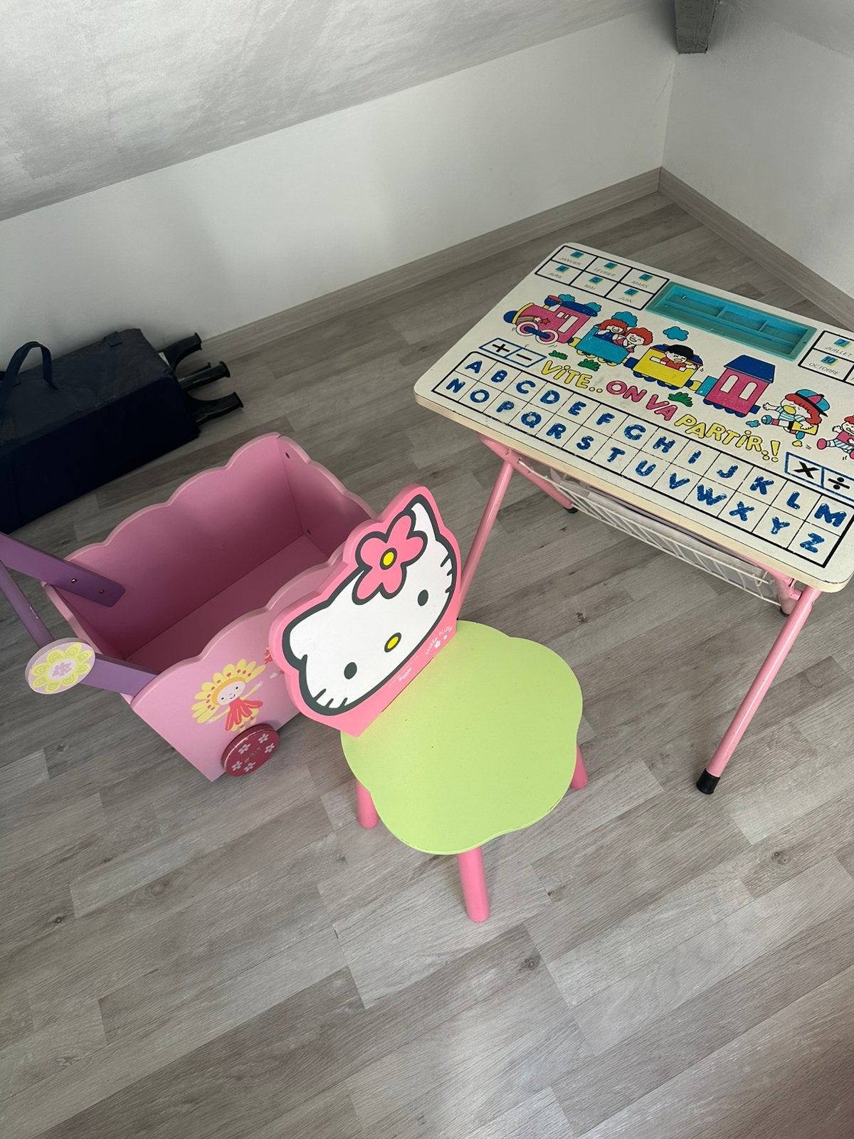 Peti bureau et chariot, Enfants & Bébés, Enlèvement, Utilisé