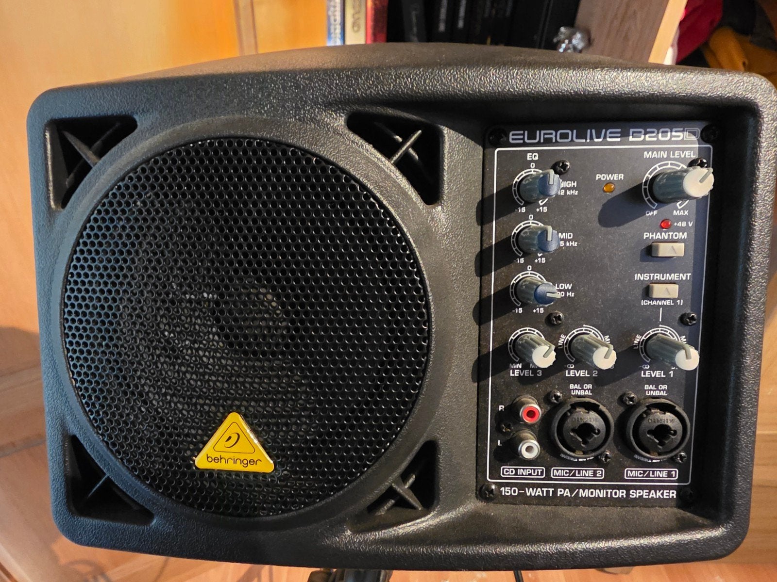 Behringer Eurolive B205 + Manfrotto 004BAC op wieltjes., Auto diversen, Autospeakers, Ophalen
