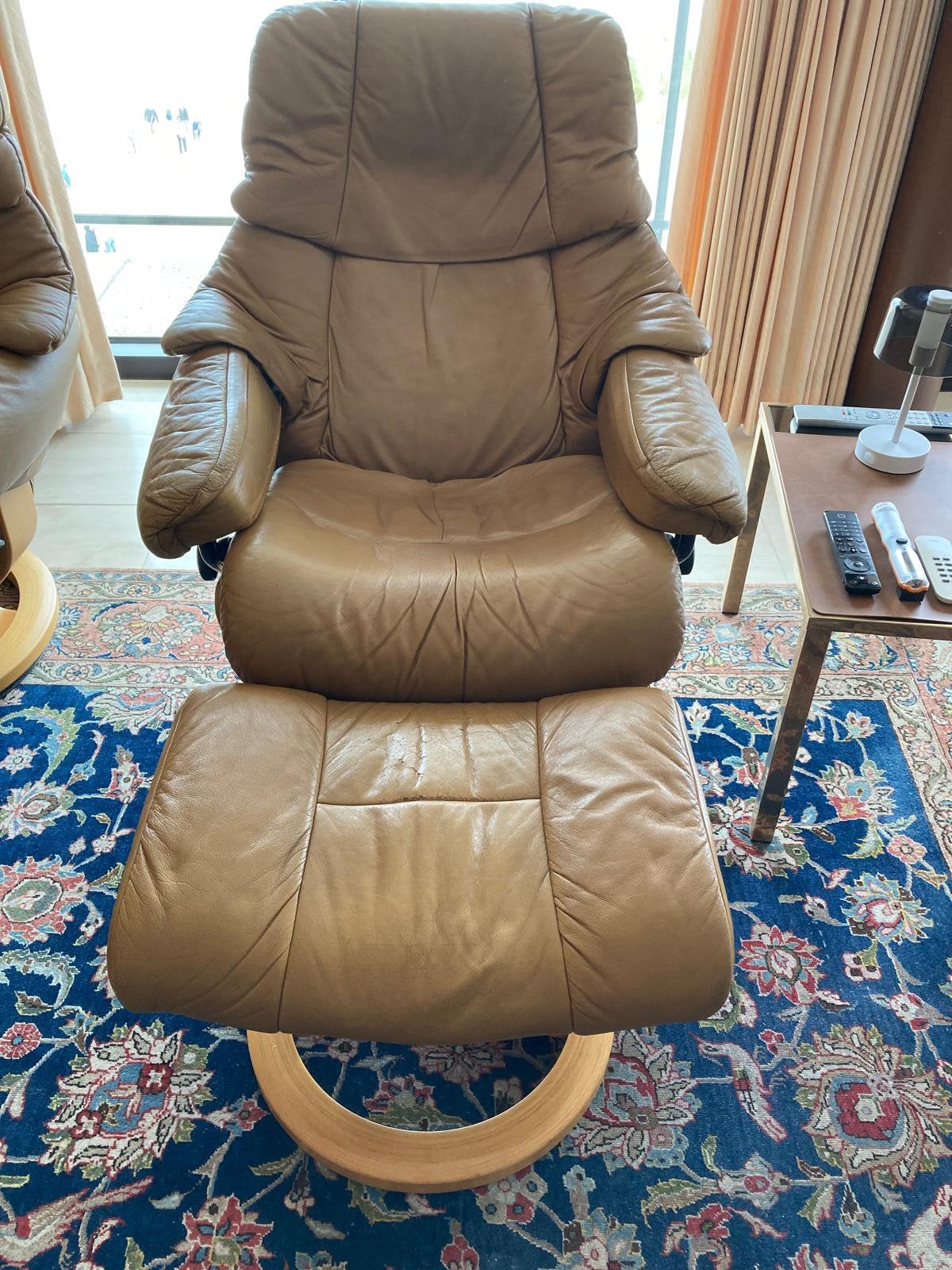 Lederen stressless relax 2 stuks + voetbank, Ophalen, Gebruikt