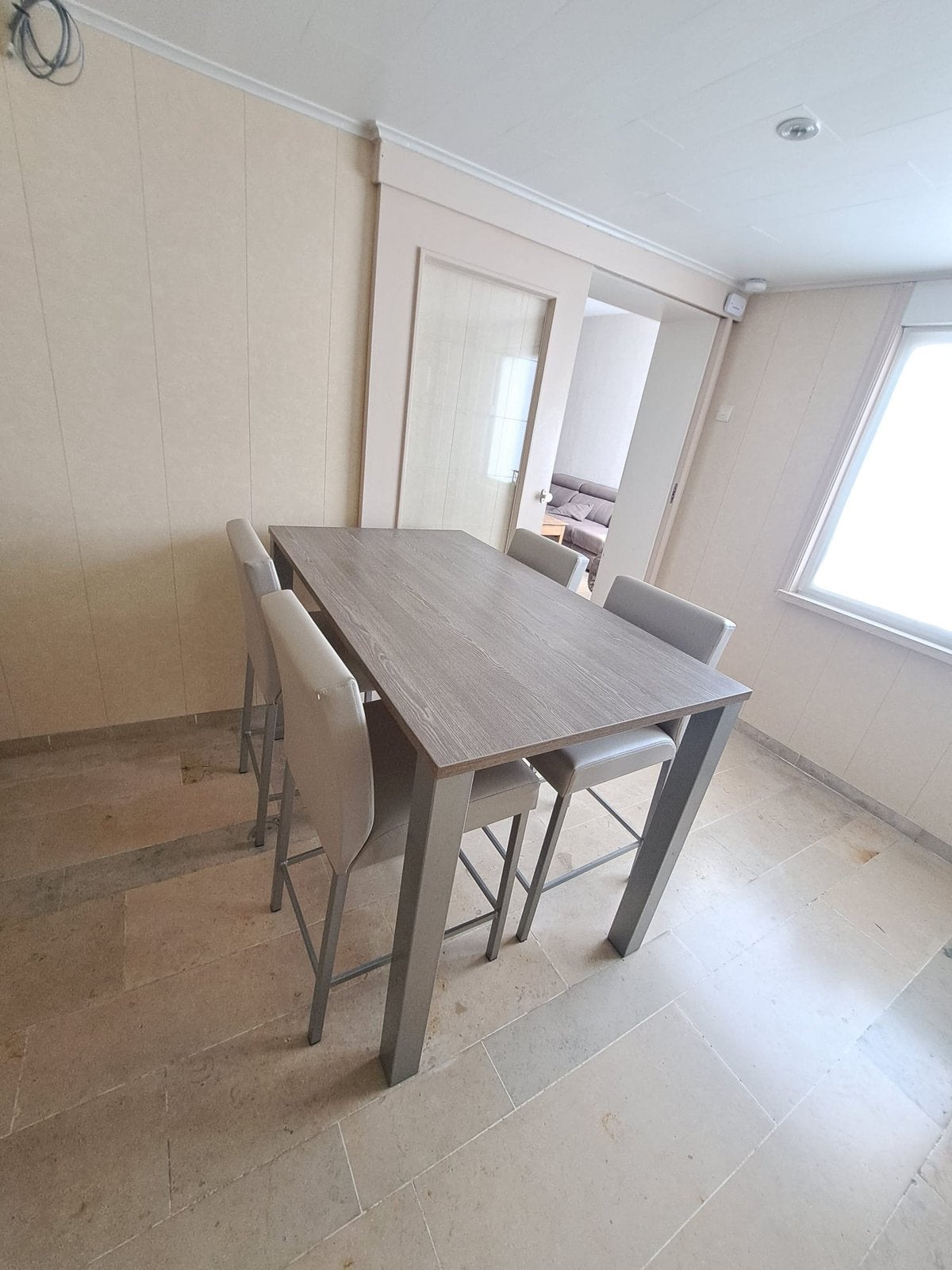 Hoge tafel en stoelen, Enlèvement, Utilisé